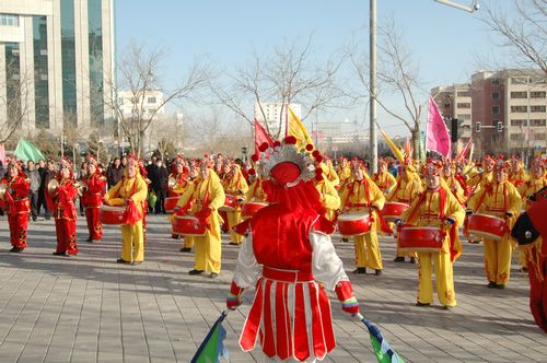 酒泉市2011年元宵節(jié)社火匯演期間，部分社火隊來公司拜年