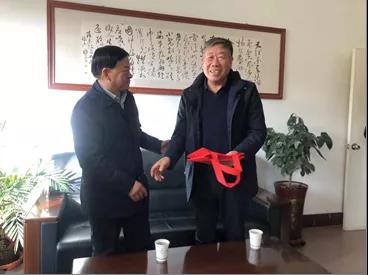 敦煌種業(yè)領(lǐng)導(dǎo)看望慰問公司老干部、老黨員及困難黨員職工