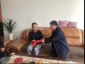 敦煌種業(yè)領(lǐng)導(dǎo)看望慰問公司老干部、老黨員及困難黨員職工