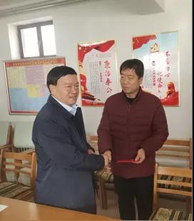 敦煌種業(yè)領(lǐng)導(dǎo)看望慰問公司老干部、老黨員及困難黨員職工