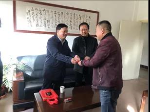 敦煌種業(yè)領(lǐng)導(dǎo)看望慰問公司老干部、老黨員及困難黨員職工